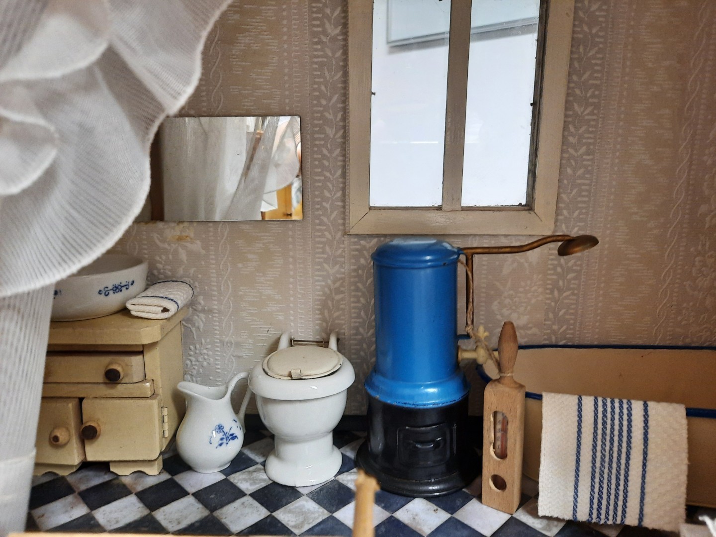 Bad mit Vorhang vom Schlafzimmer abgetrennt
