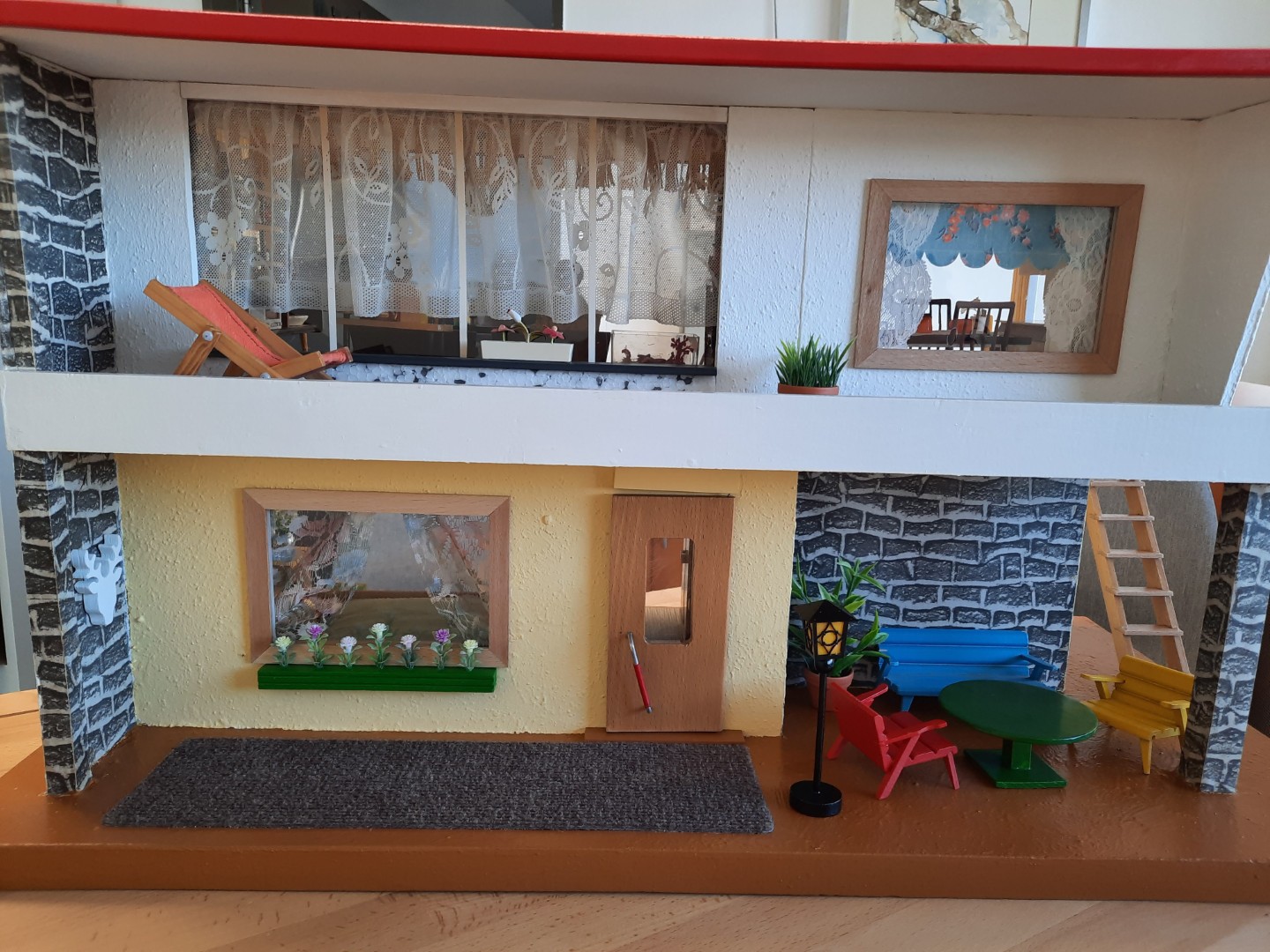 Haus mit Steinmauer