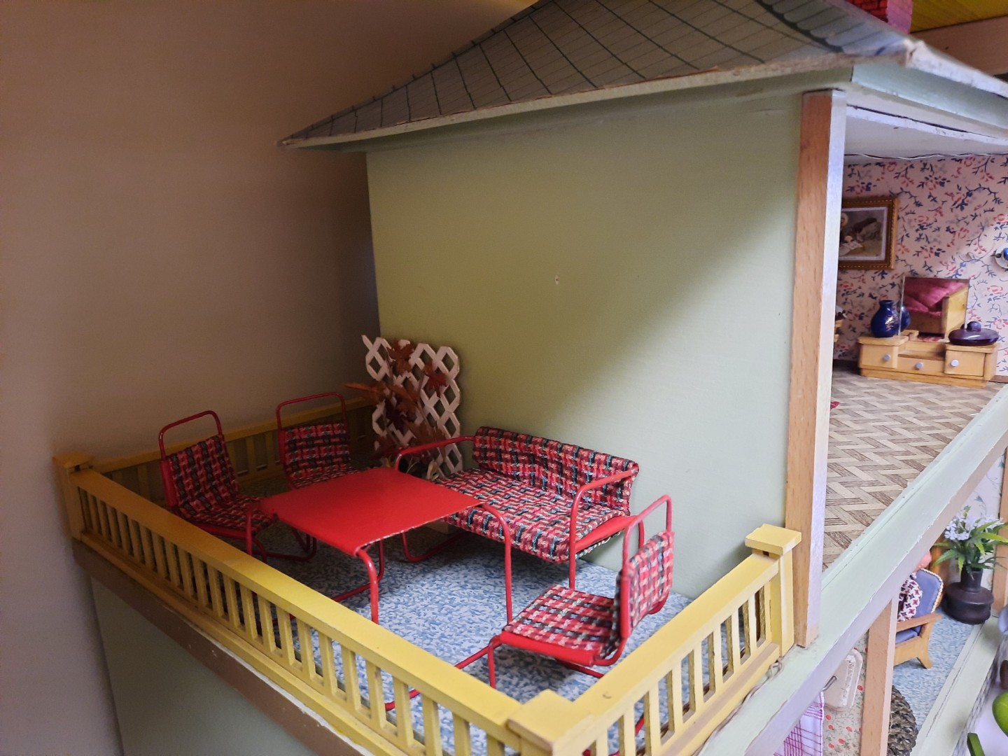 Balkon mit alten Drahtmöbeln