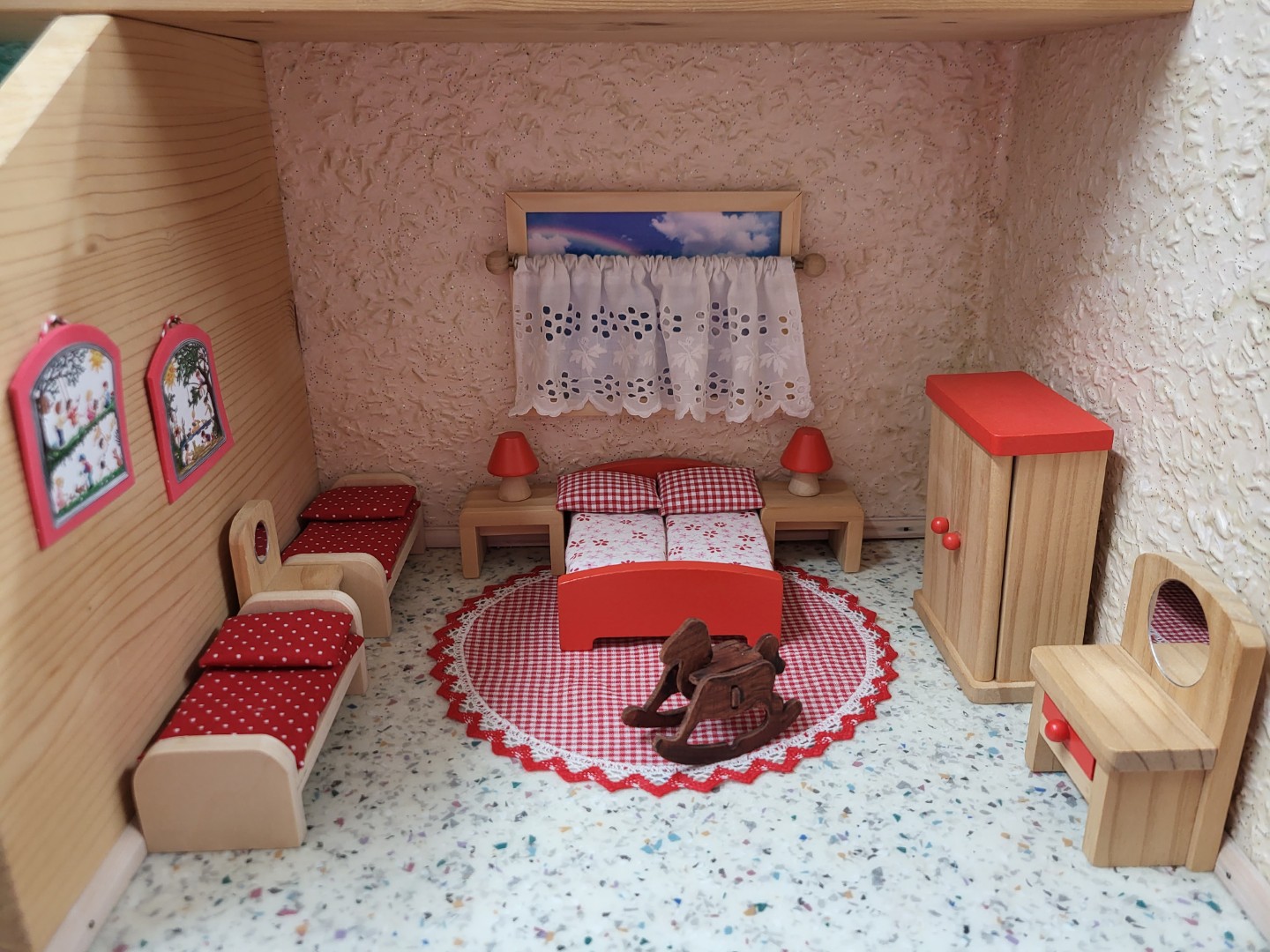 Schlafzimmer mit vier Betten