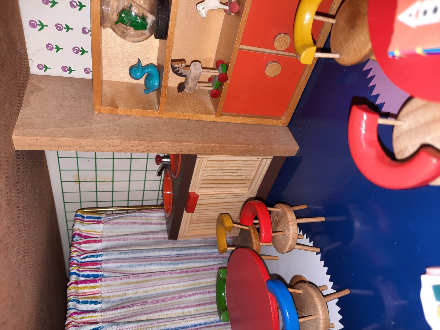 Großes Spielzimmer mit Küchenzeile