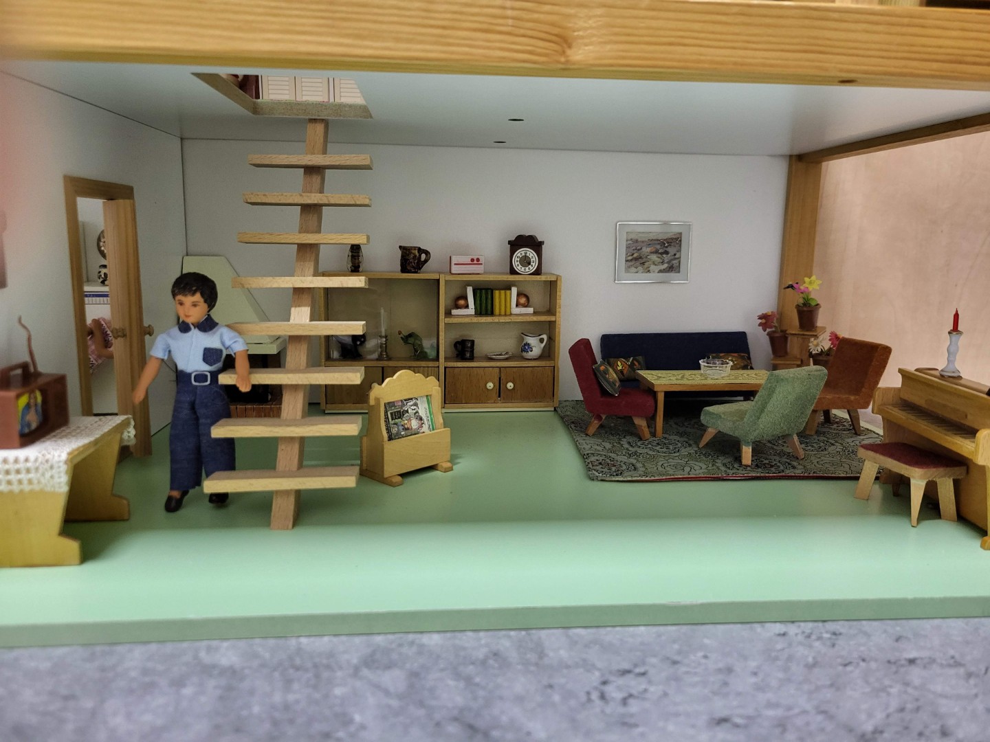 Wohnzimmer mit offenem Treppenhaus nach oben