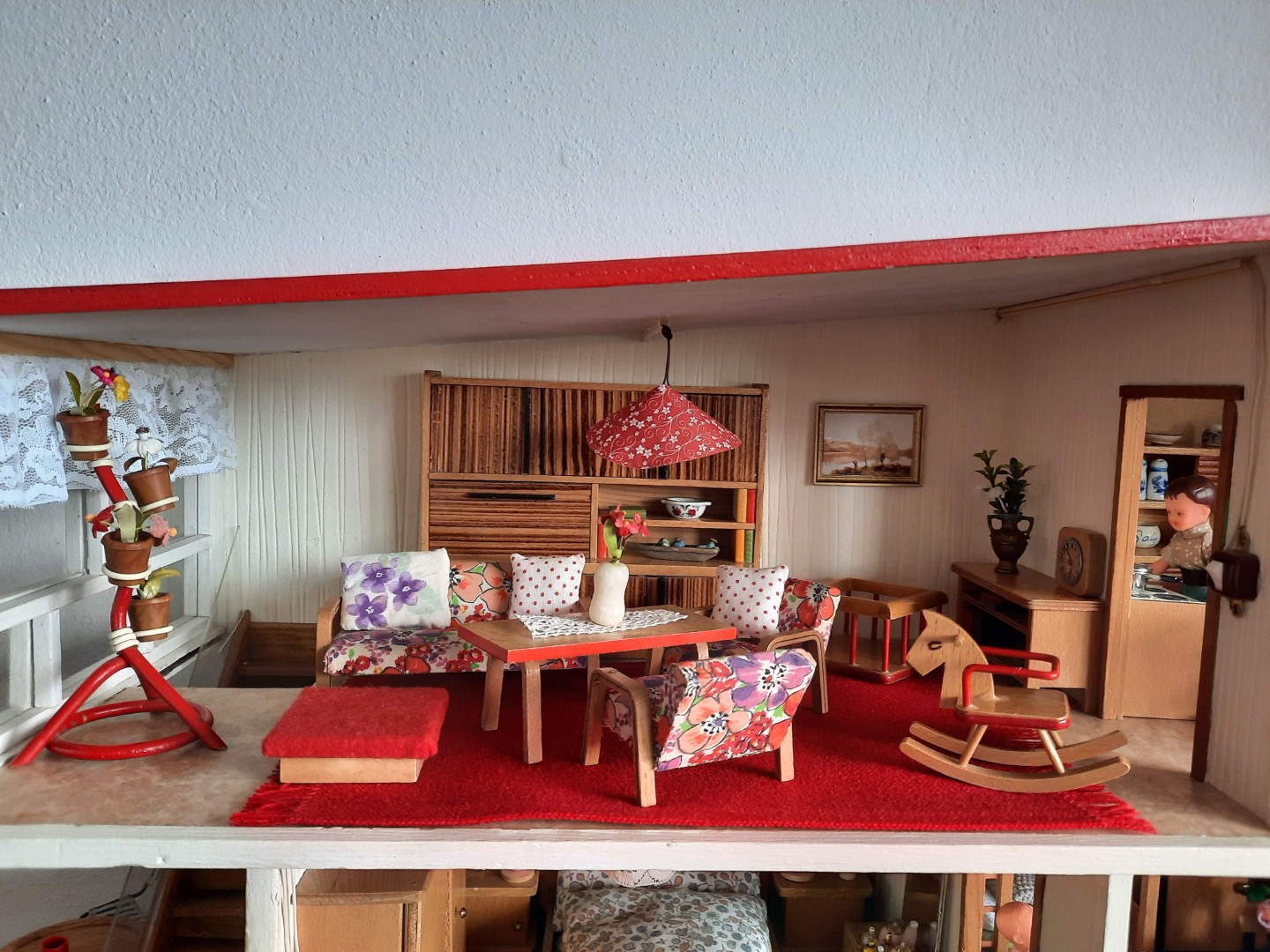 Wohnzimmer mit typischen Pflanzenständer