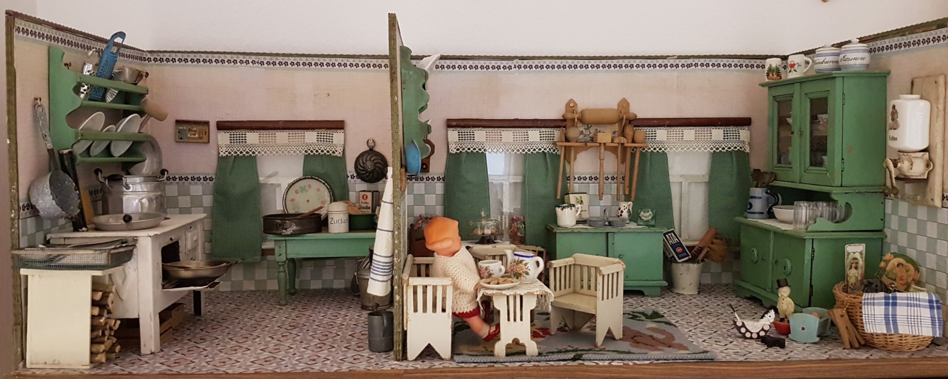 Antike Puppenküche