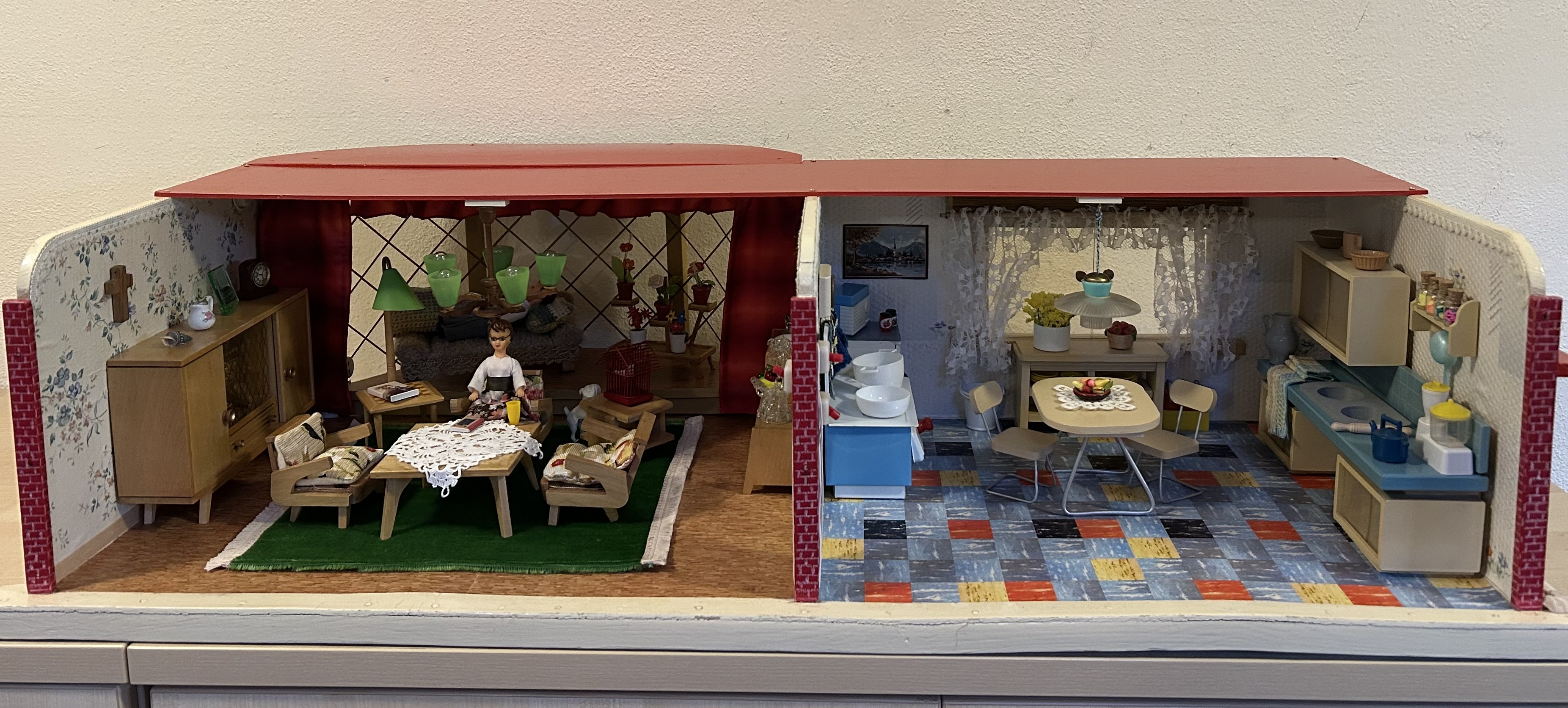 Bungalow mit halbrundem Blumenfenster
